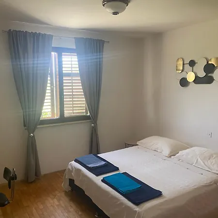 Apartma Bossamarino דירה *